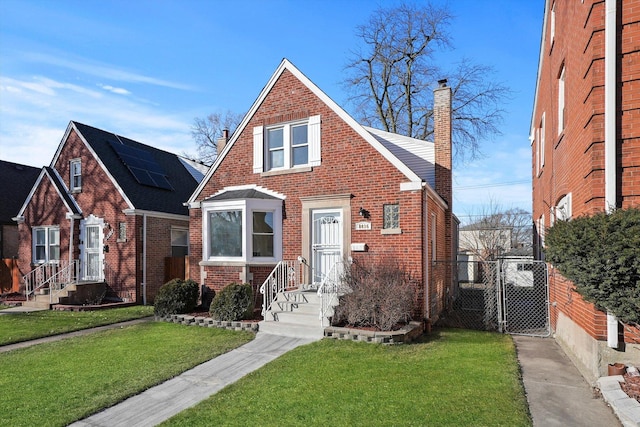 view of front of home featuring a front lawn