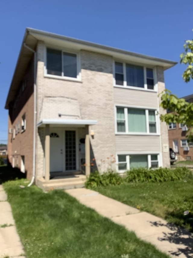 view of front of property with a front lawn