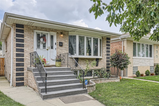 view of front of property featuring a front yard