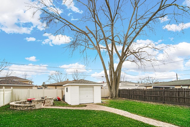 view of yard featuring an outdoor structure