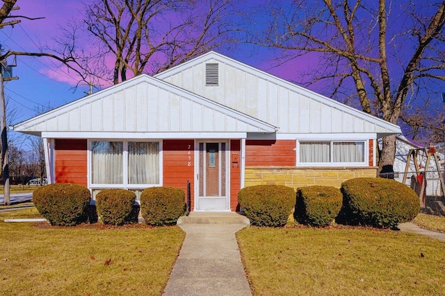 view of front of property featuring a lawn