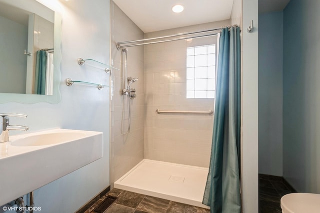 bathroom featuring a shower with curtain and toilet