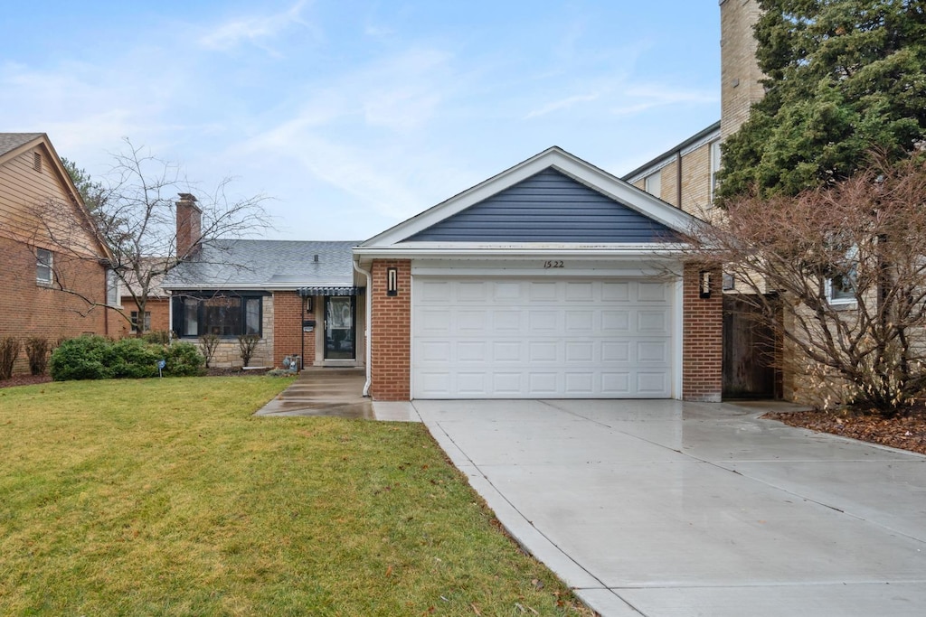 view of front facade featuring a garage and a front yard