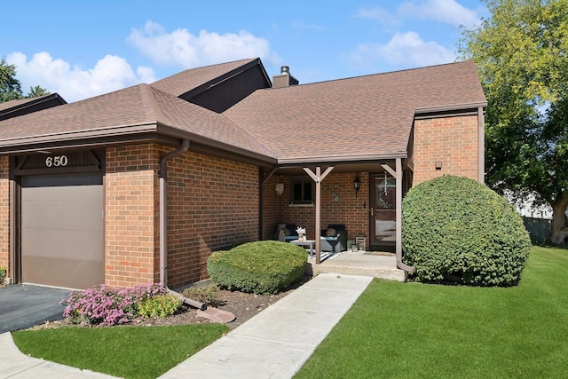 view of front facade featuring a front yard and a garage