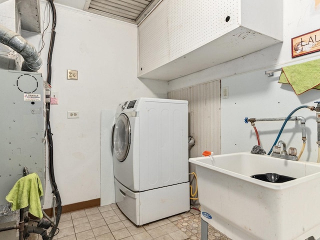 laundry room featuring sink, washer / clothes dryer, and light tile patterned flooring