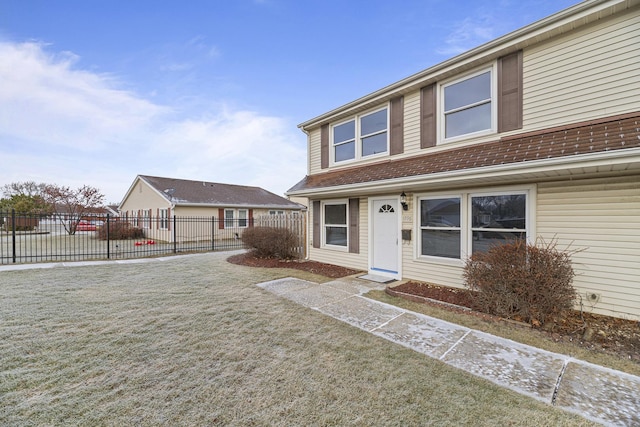 view of front of home featuring a front yard