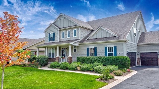 craftsman house featuring a porch and a front lawn