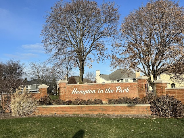 community sign featuring a yard