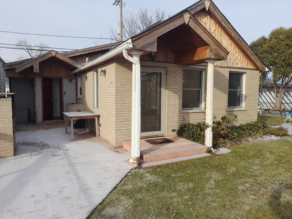 view of front facade featuring a patio area and a front yard