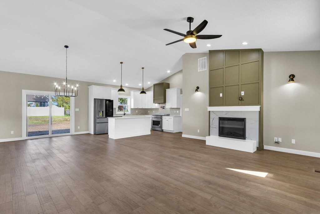 unfurnished bedroom with a barn door, a raised ceiling, and ceiling fan