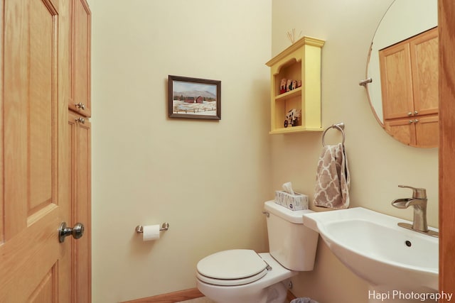 bathroom featuring toilet and sink