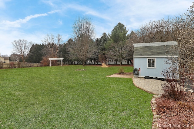 view of yard with an outdoor structure