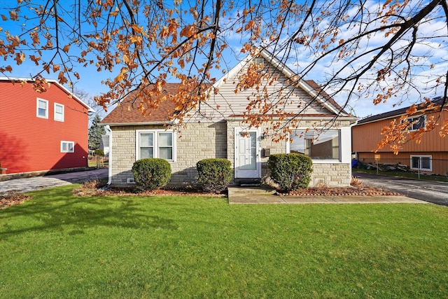 view of front of house featuring a front lawn