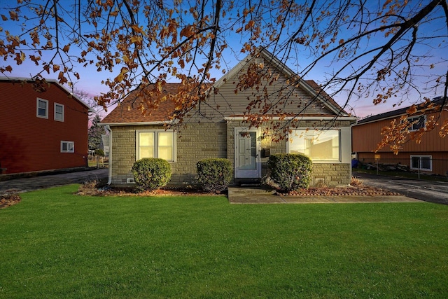 view of front facade with a lawn