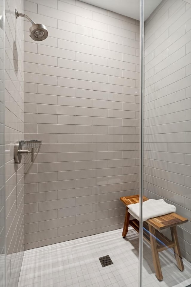 bathroom featuring a tile shower