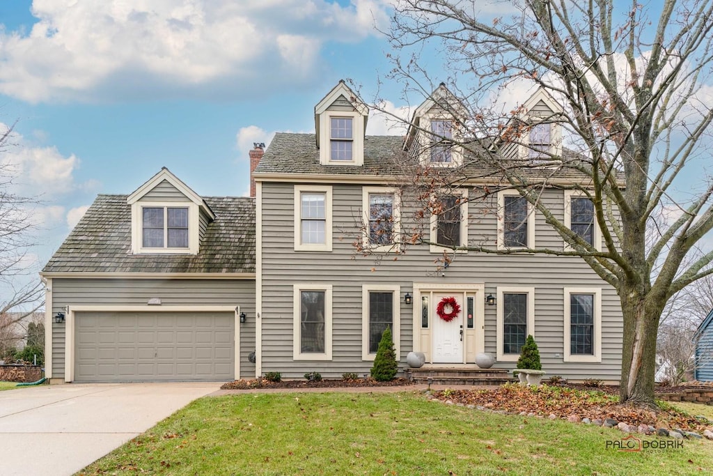 view of front of property featuring a front yard and a garage