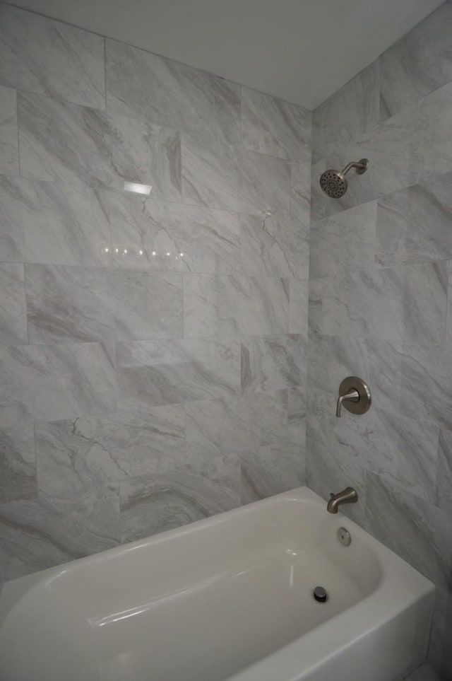 bathroom with tiled shower / bath