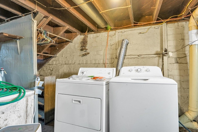 laundry room with washing machine and dryer