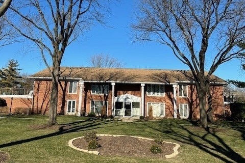 view of front of house with a front lawn