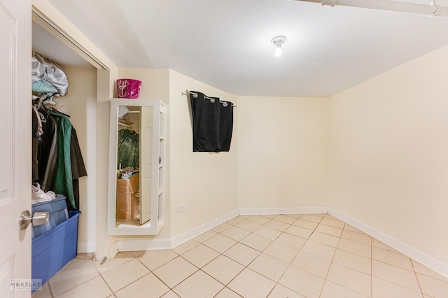 empty room featuring light tile patterned flooring