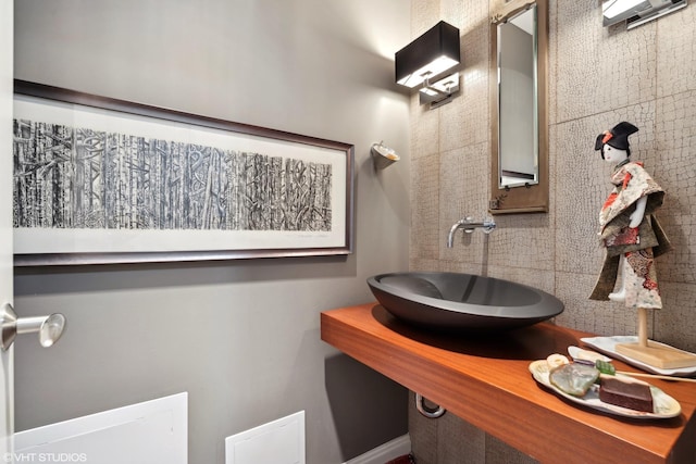 bathroom featuring sink and backsplash