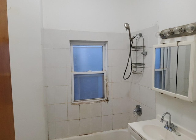 bathroom with sink and tiled shower / bath