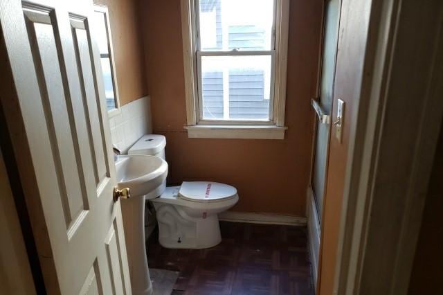 bathroom with toilet and parquet floors