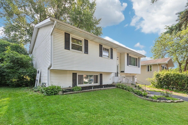 split foyer home featuring a front yard