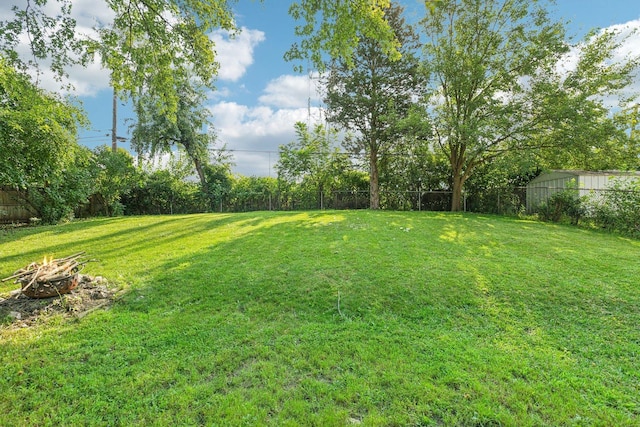 view of yard with a fire pit