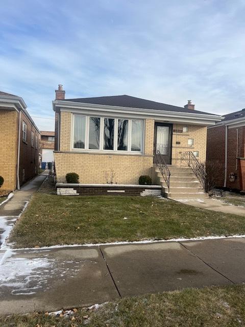 view of front of house featuring a front lawn