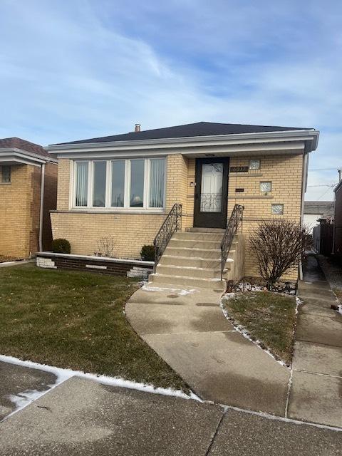 view of front of house featuring a front lawn