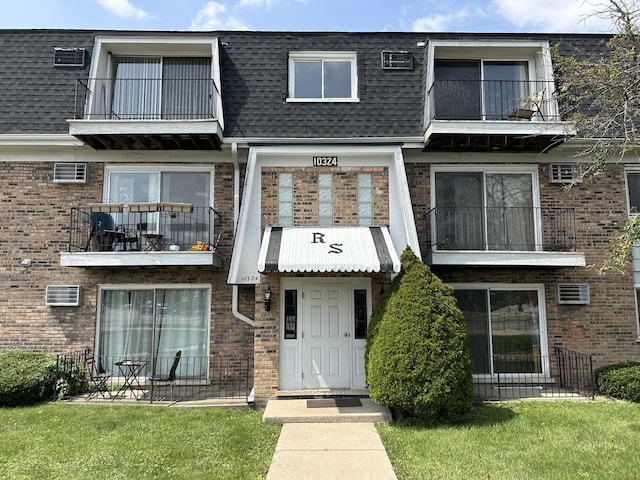 view of front of house featuring a front lawn