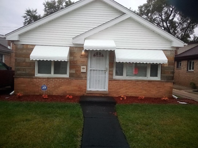 bungalow featuring a front yard