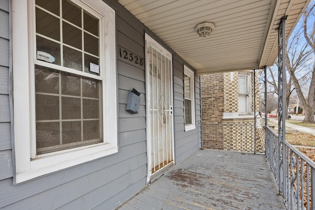 entrance to property featuring a porch