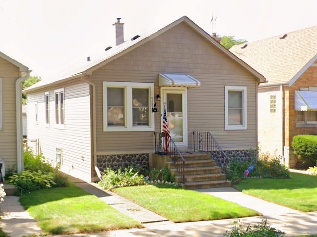 view of front of property with a front yard