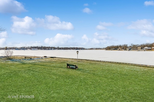 view of yard featuring a water view