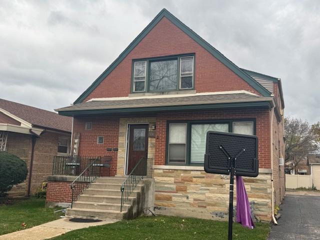 view of front of home featuring a front lawn