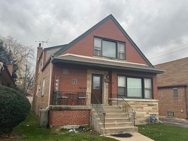 view of front of house with a front yard