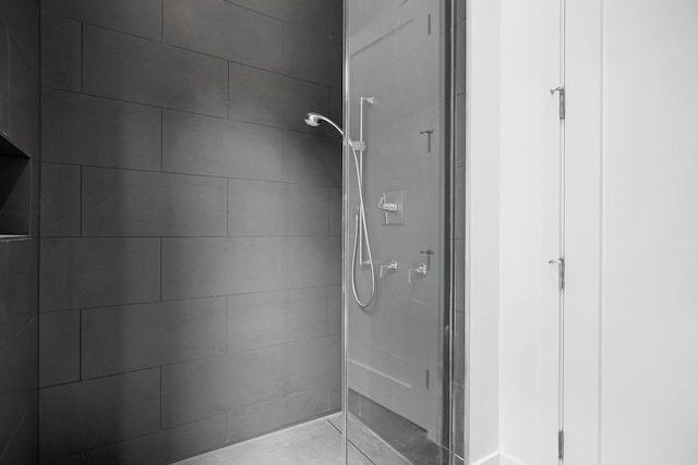 bathroom featuring tiled shower