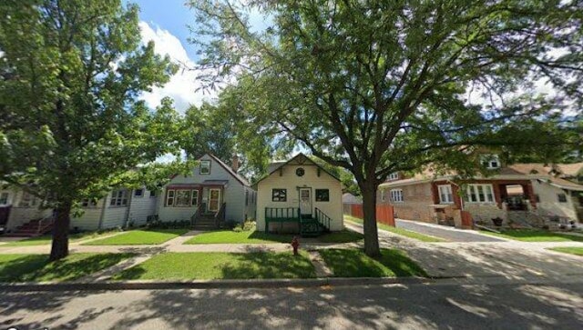 view of front facade with a front lawn