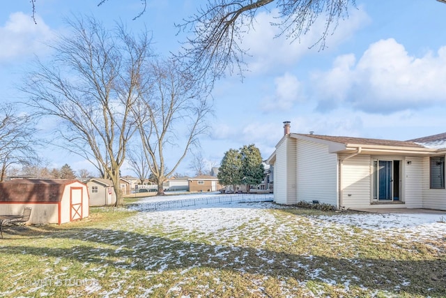 view of yard featuring a storage shed