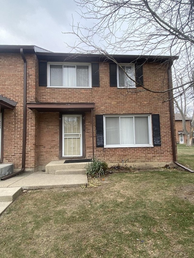 view of front facade featuring a front lawn