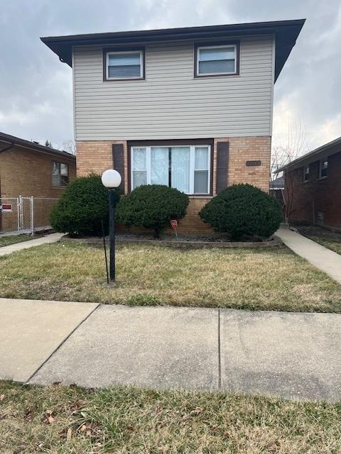 view of front of house with a front lawn