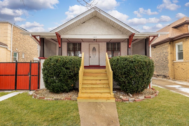 view of front of house featuring a front lawn