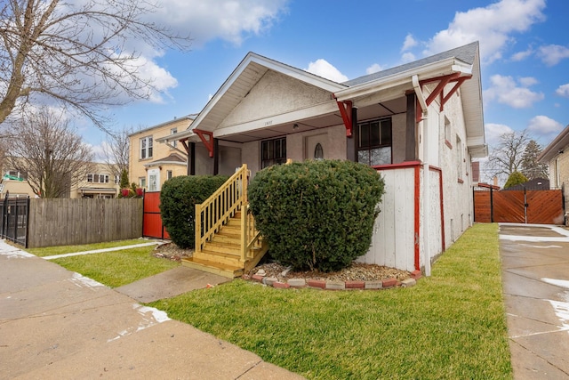 view of front of property featuring a porch and a front lawn