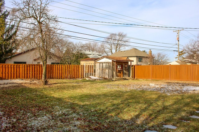 view of yard featuring a shed