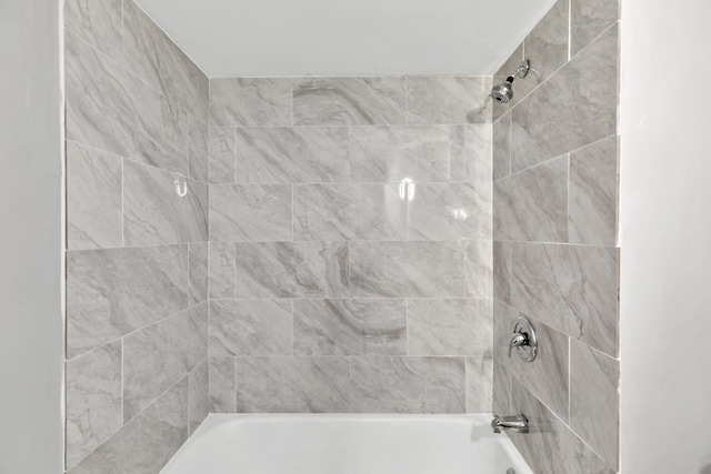 bathroom featuring tiled shower / bath combo