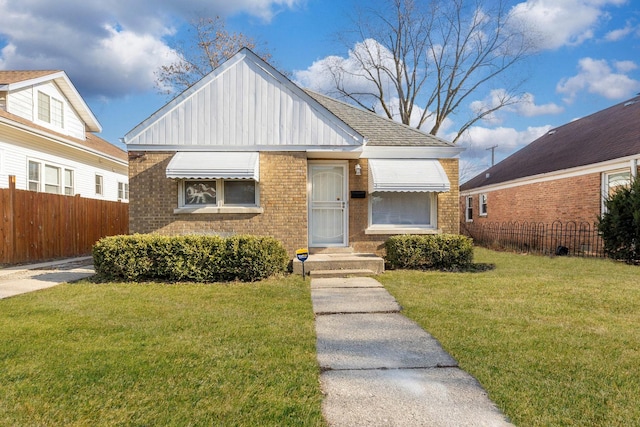 bungalow featuring a front lawn