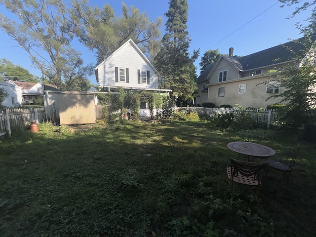 view of yard with a storage unit