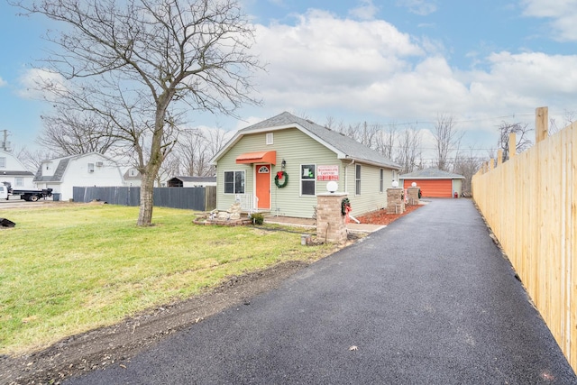 view of front of property featuring a front yard